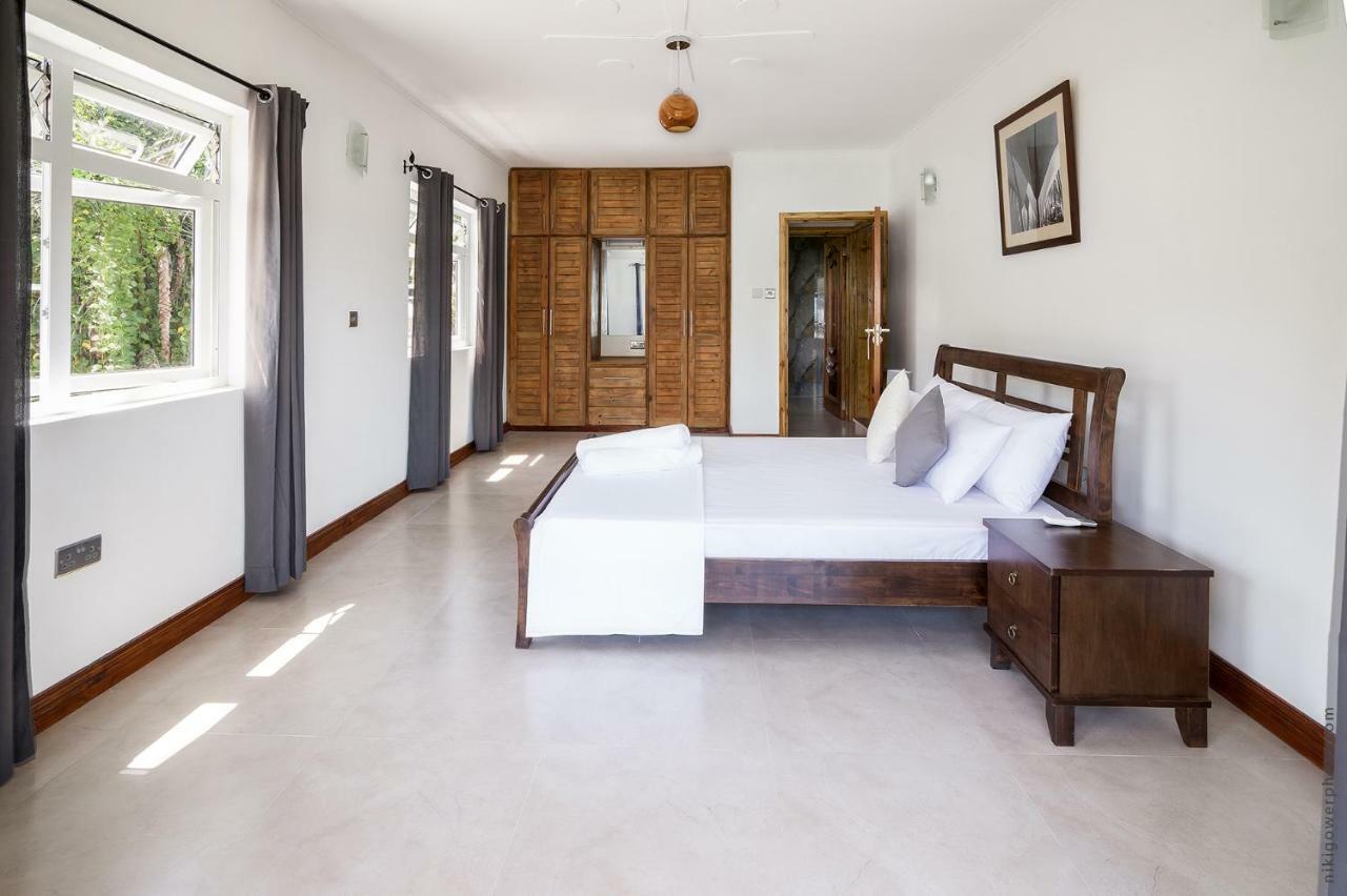Flora'S Self Catering Apartments Victoria Bagian luar foto