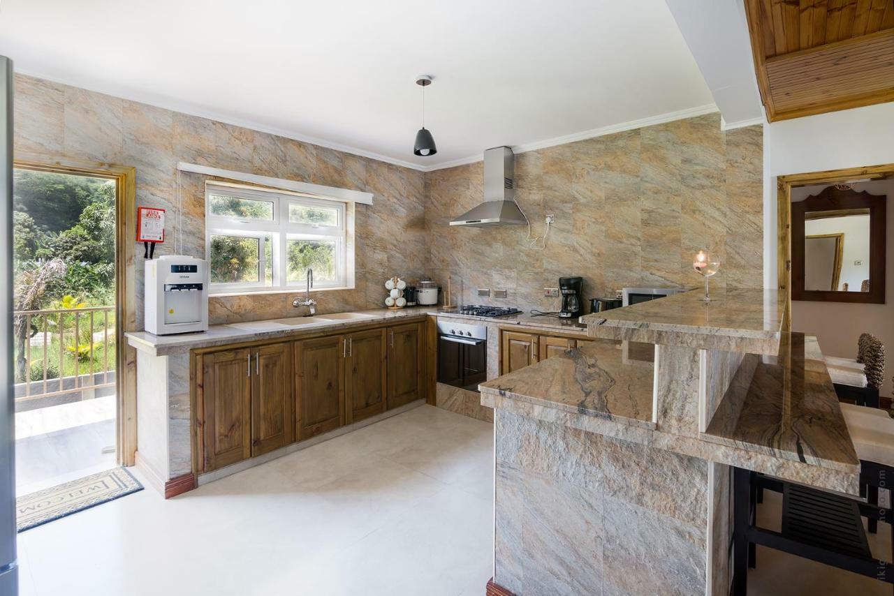 Flora'S Self Catering Apartments Victoria Bagian luar foto